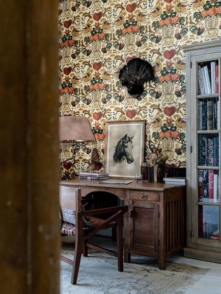 MINDTHEGAP Goldene Henne Wallpaper, Natural - view 2, Natural