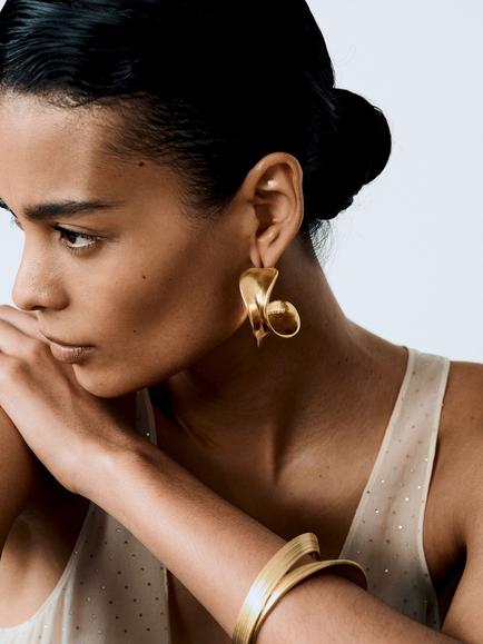 Reiss Savanna Sculptural Curve Hoop Earrings, Gold - view 2, Gold Tone