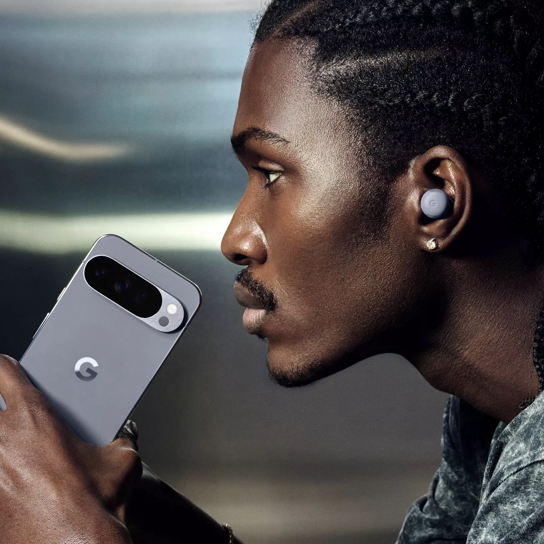 Man holding a grey iPhone 