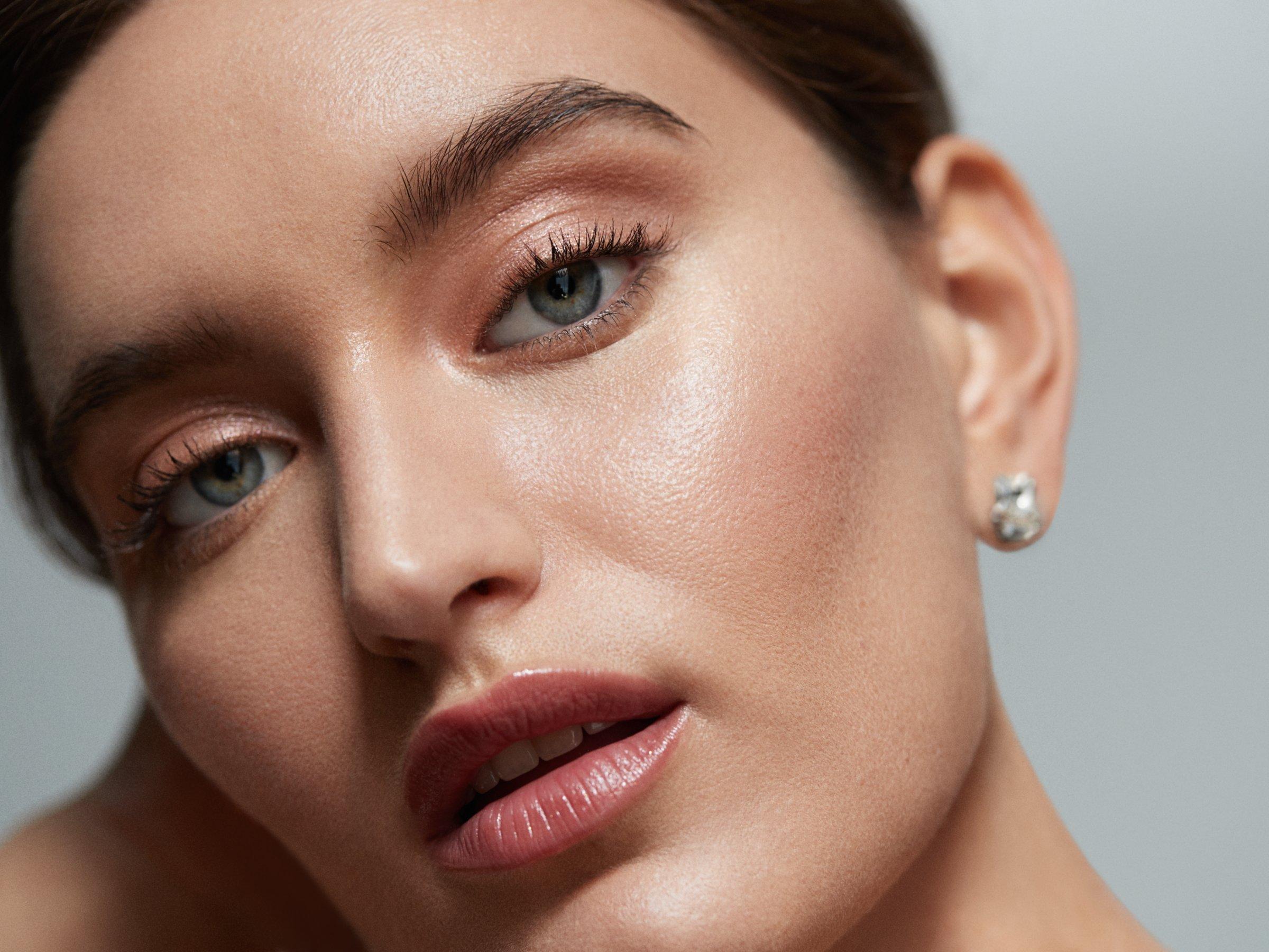 Natrual glowing make-up look
