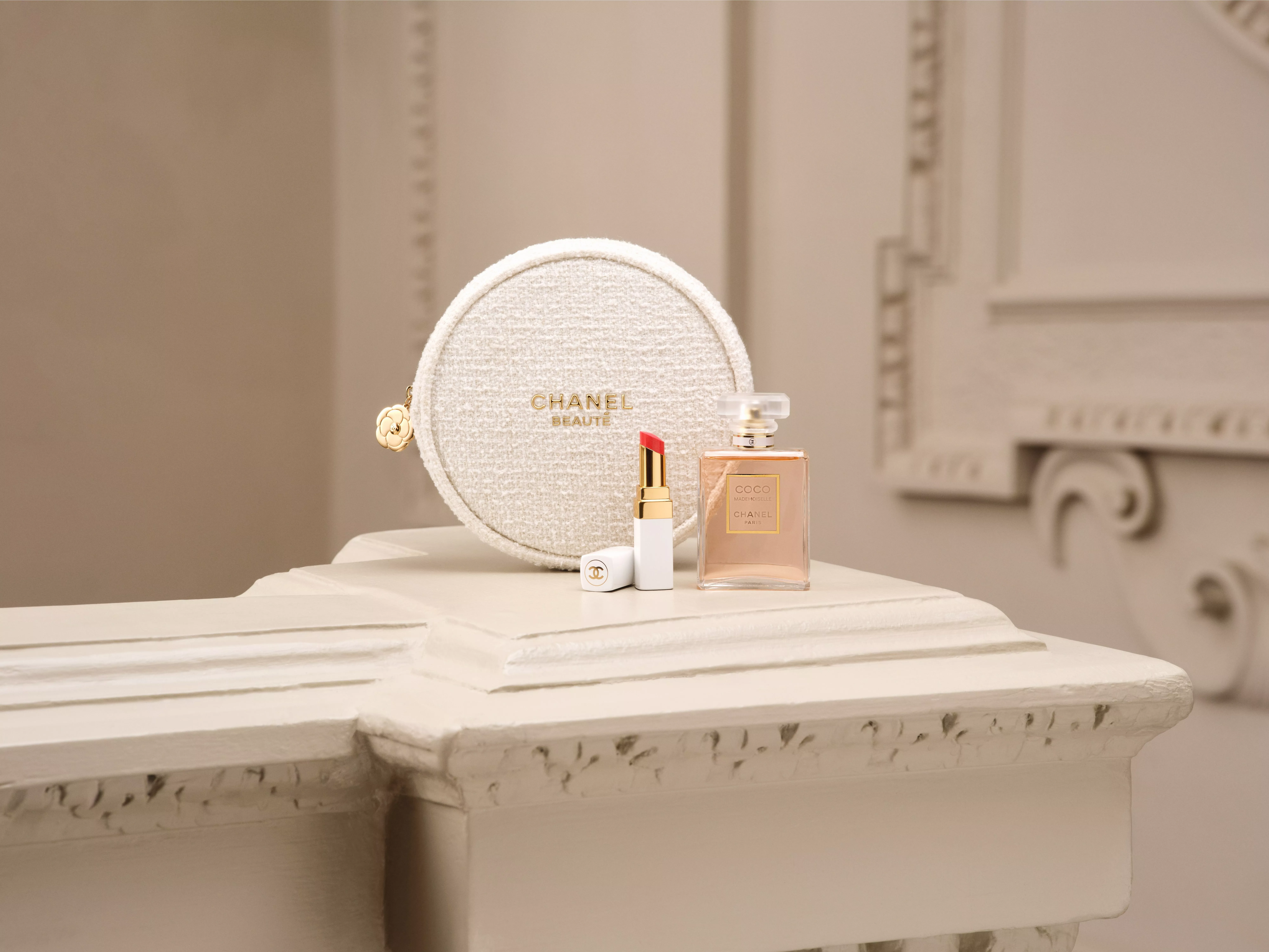 Image of the COCO MADEMOISELLE Eau de Parfum and the ROUGE COCO BAUME 918 MY ROSE lip colour and a pouch