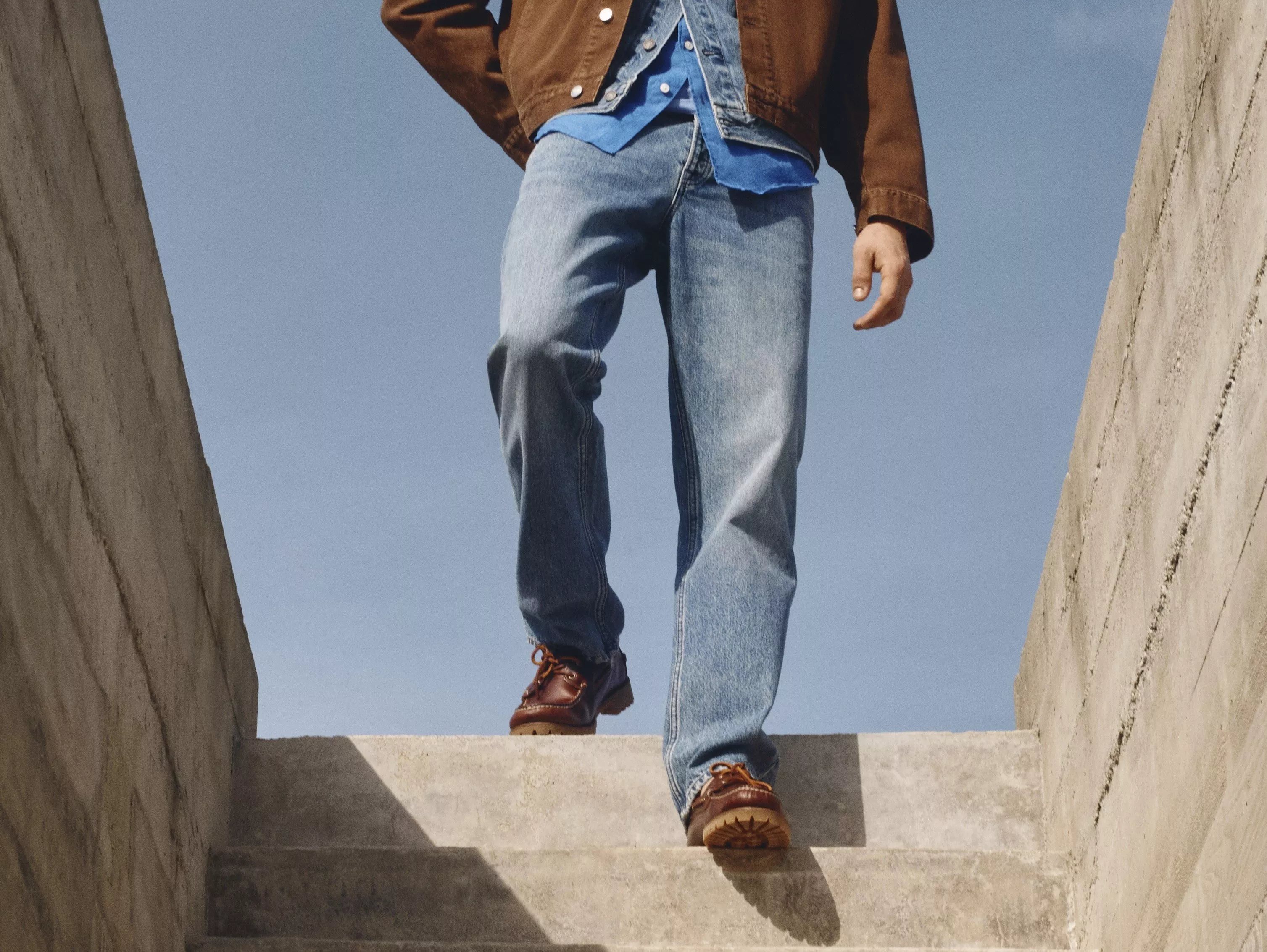 Man wearing a pair of stonewash blue jeans 