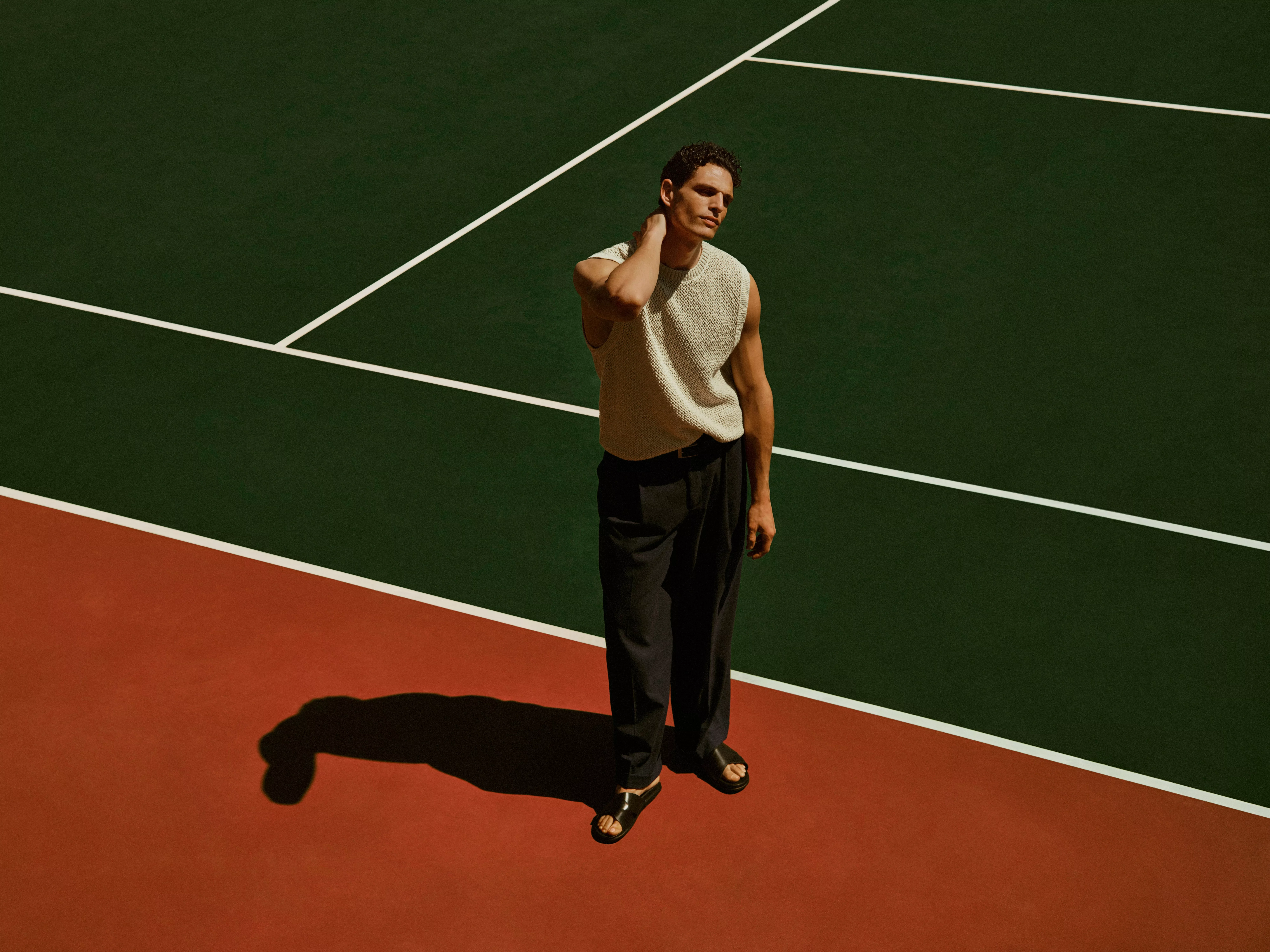 Man wearing a pair of navy trousers