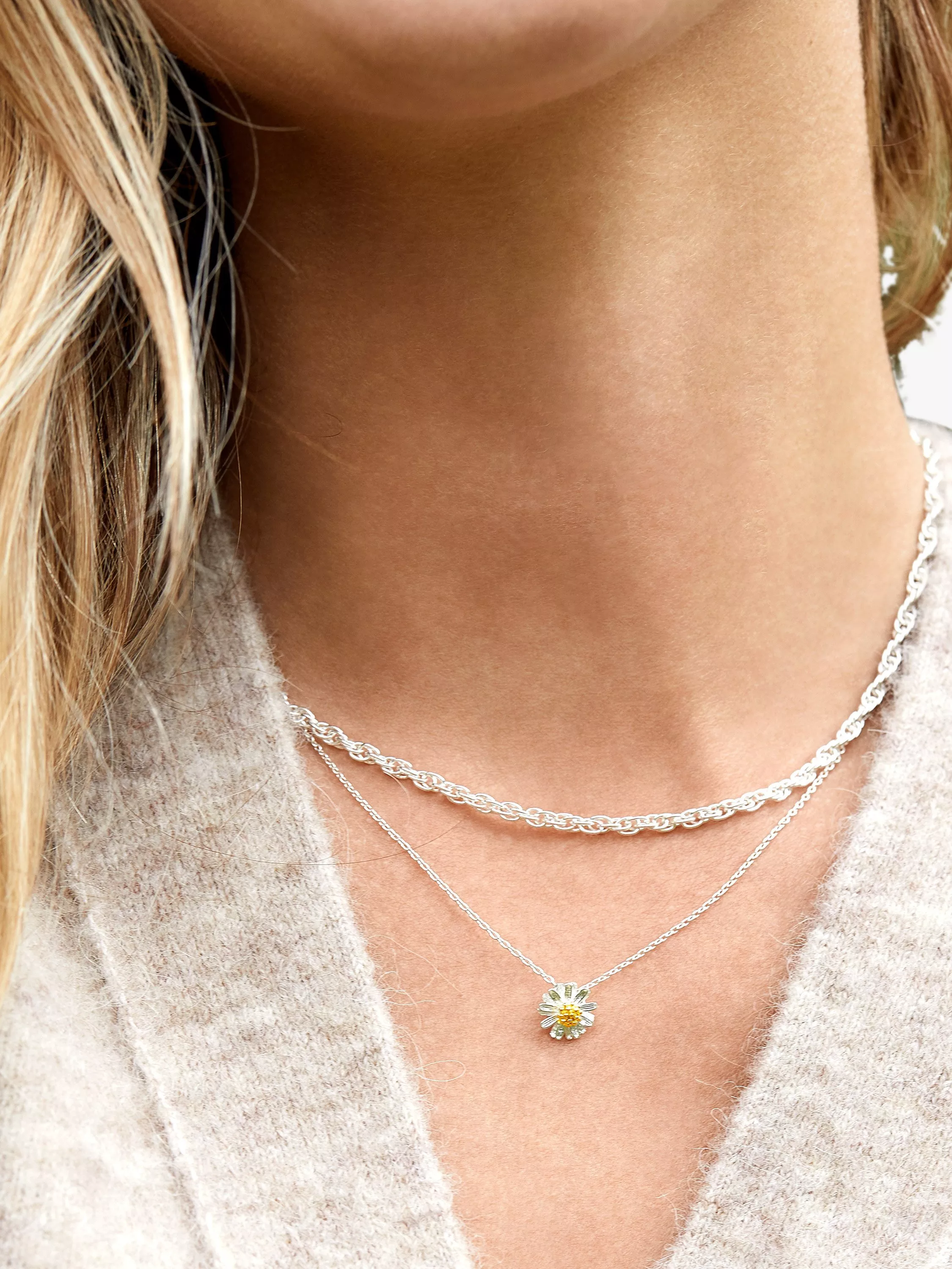 Necklace daisy deals