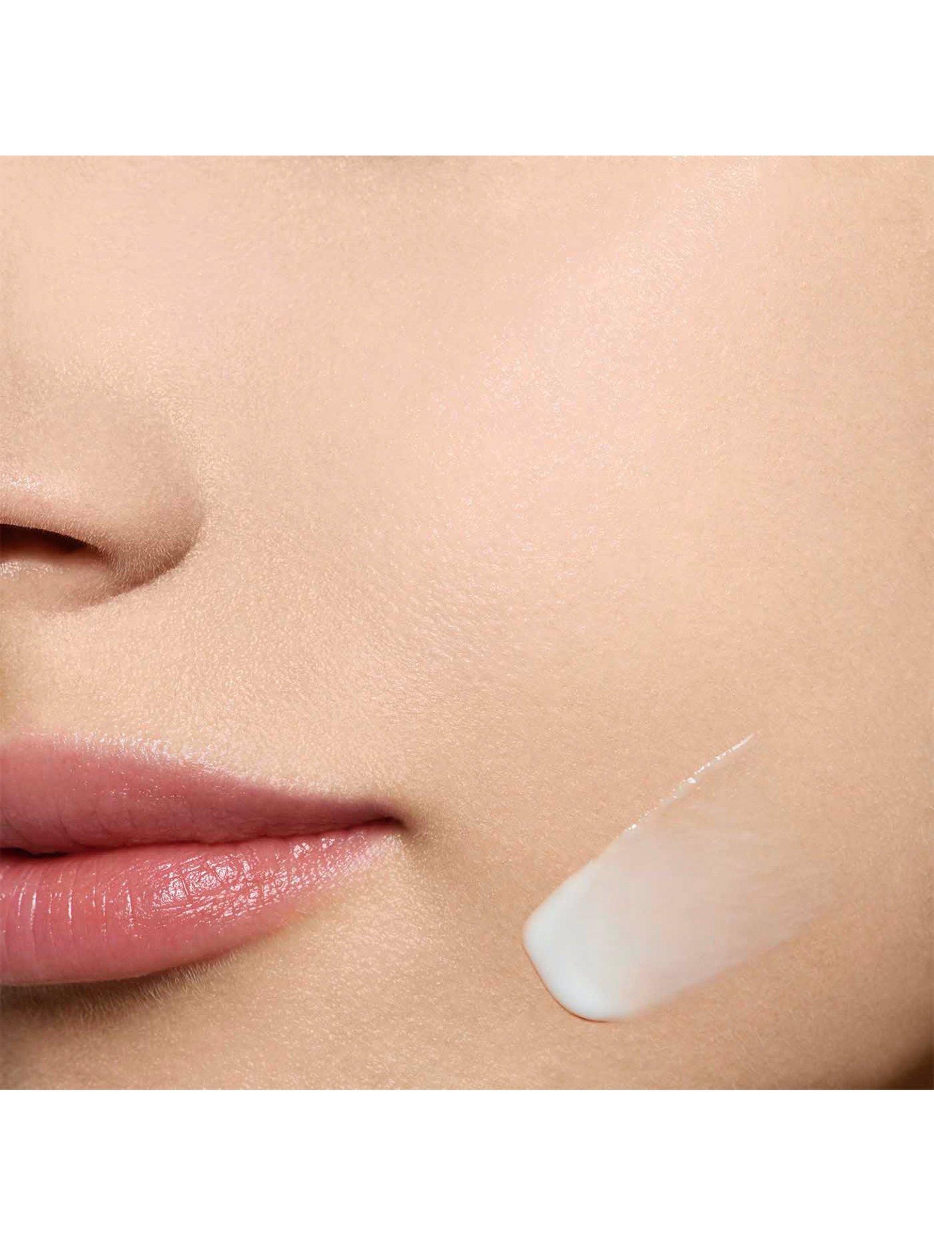 Product image 3 of 4, which shows Clarins V Shaping Facial Lift Serum, 50ml
