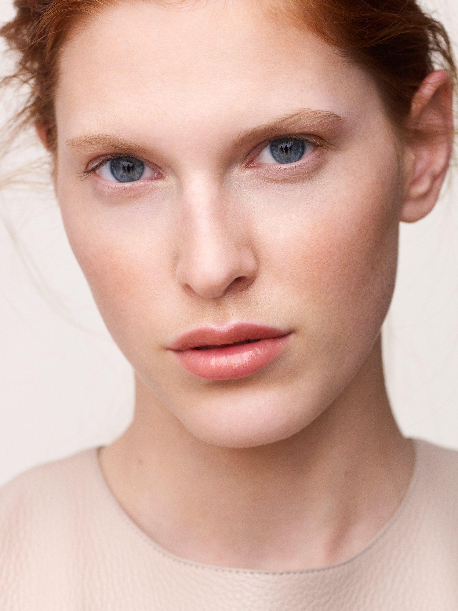 Product image 4 of 9, which shows Hermès Hermèsistible Infused Care Oil Lip Gloss, 01 Beige Sapotille