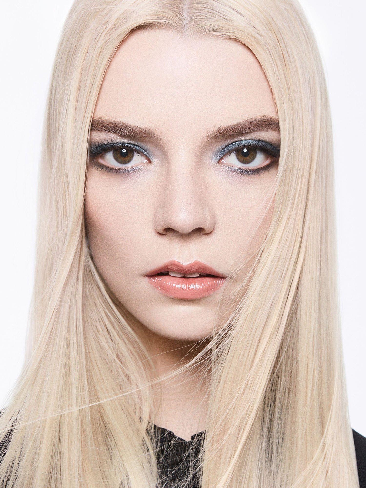 Product image 6 of 7, which shows DIOR Diorshow Pump 'N' Volume Mascara, 260 Blue