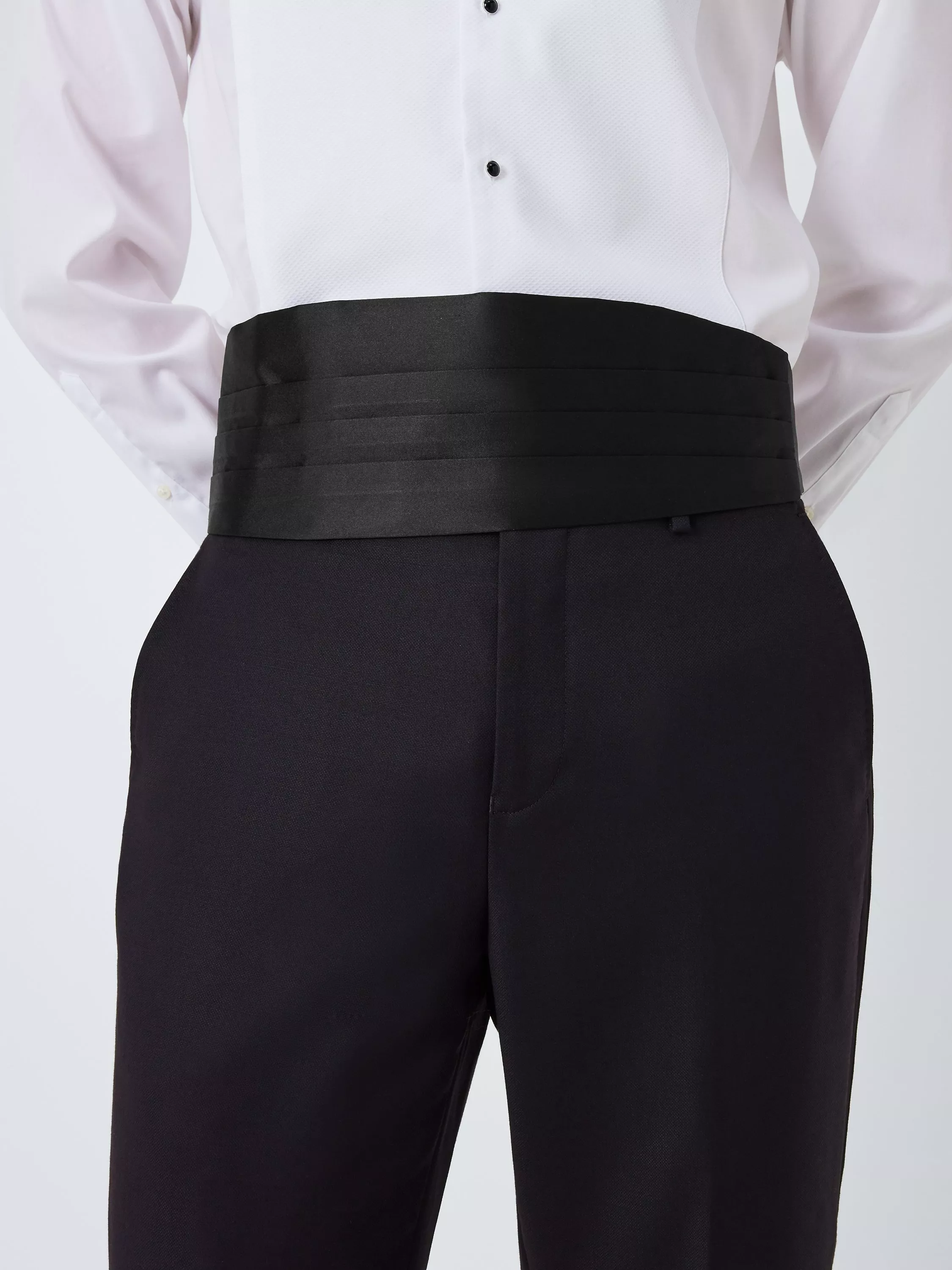 Man wearing a cummerband