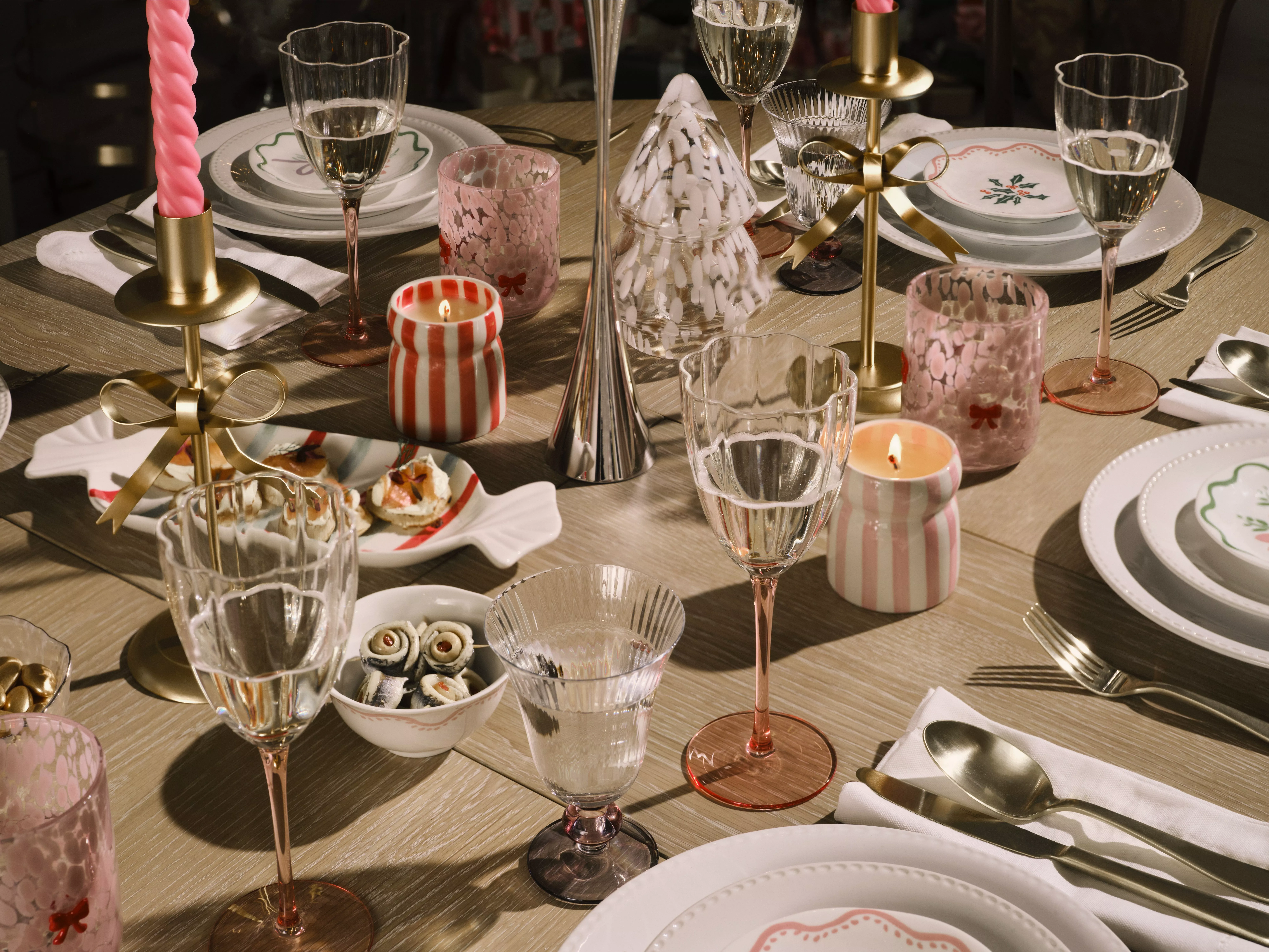 A decorated Christmas dinner table setting