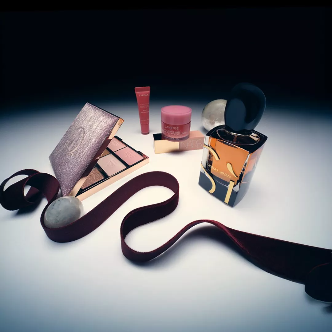 woman wearing black fleece jumper with a quarter zip detailing