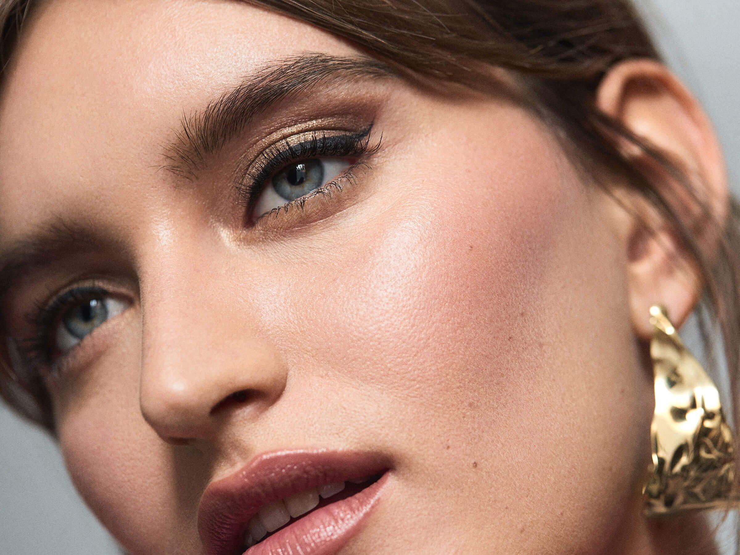 Metallic make-up look