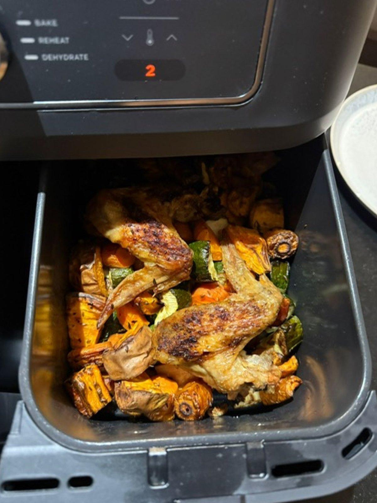 ninja DZ400UK close up with a chicken and vegitables in the air fryer
