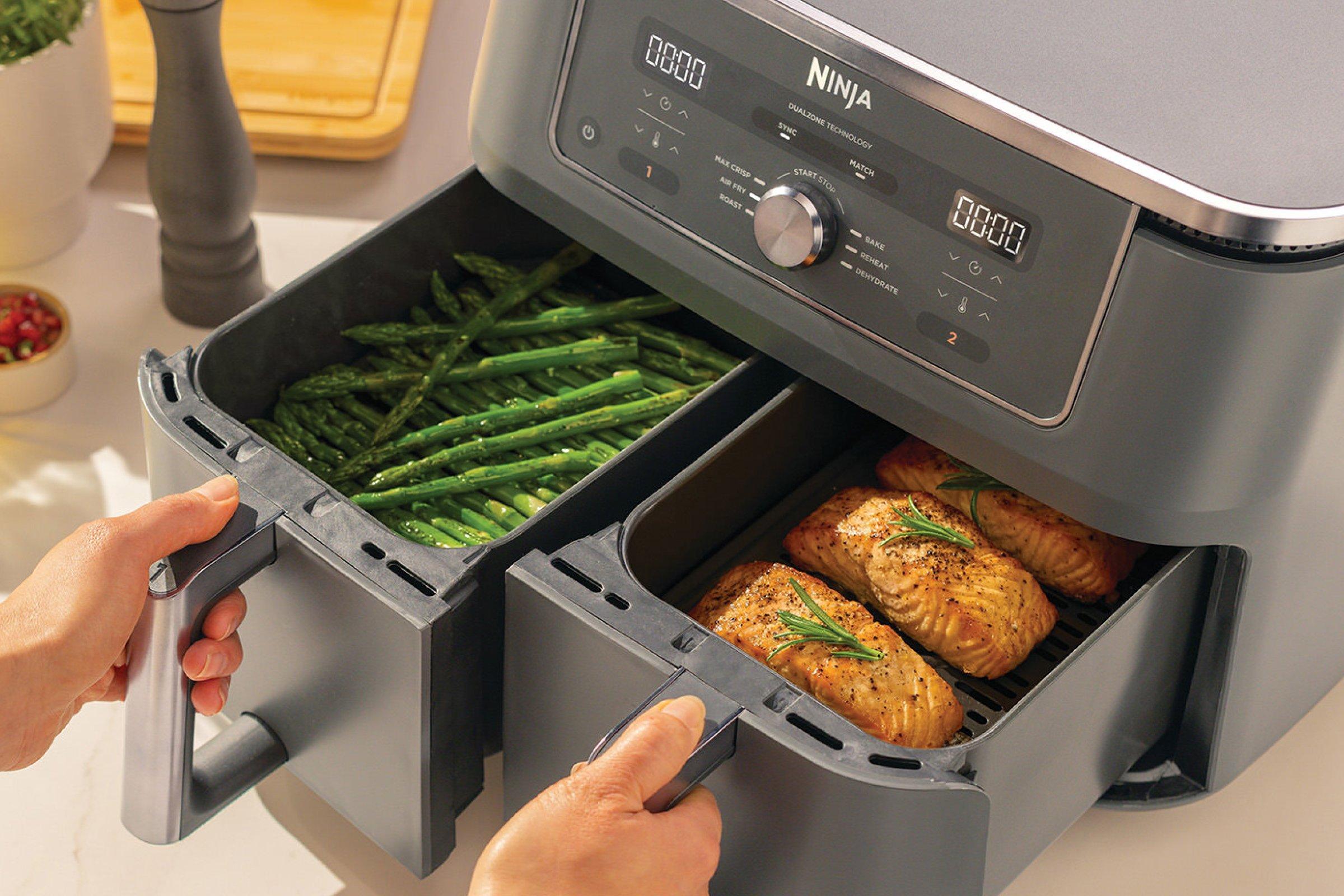 ninja DZ400UK in with the airfryer draws slipt, one side with asparagus and one side with salmon
