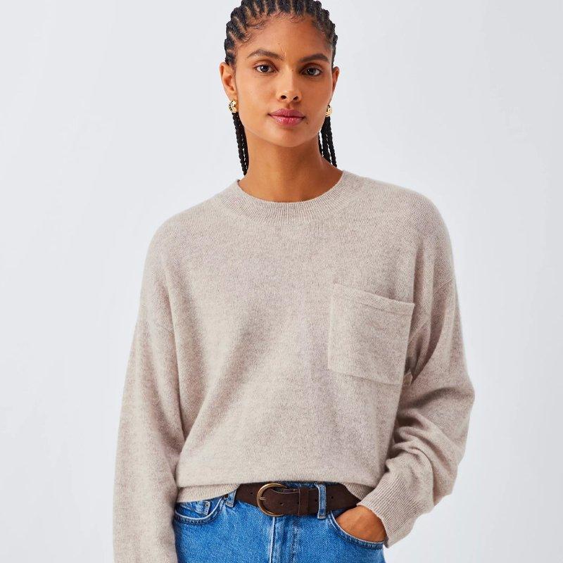 Female model wearing a light beige cashmere jumper