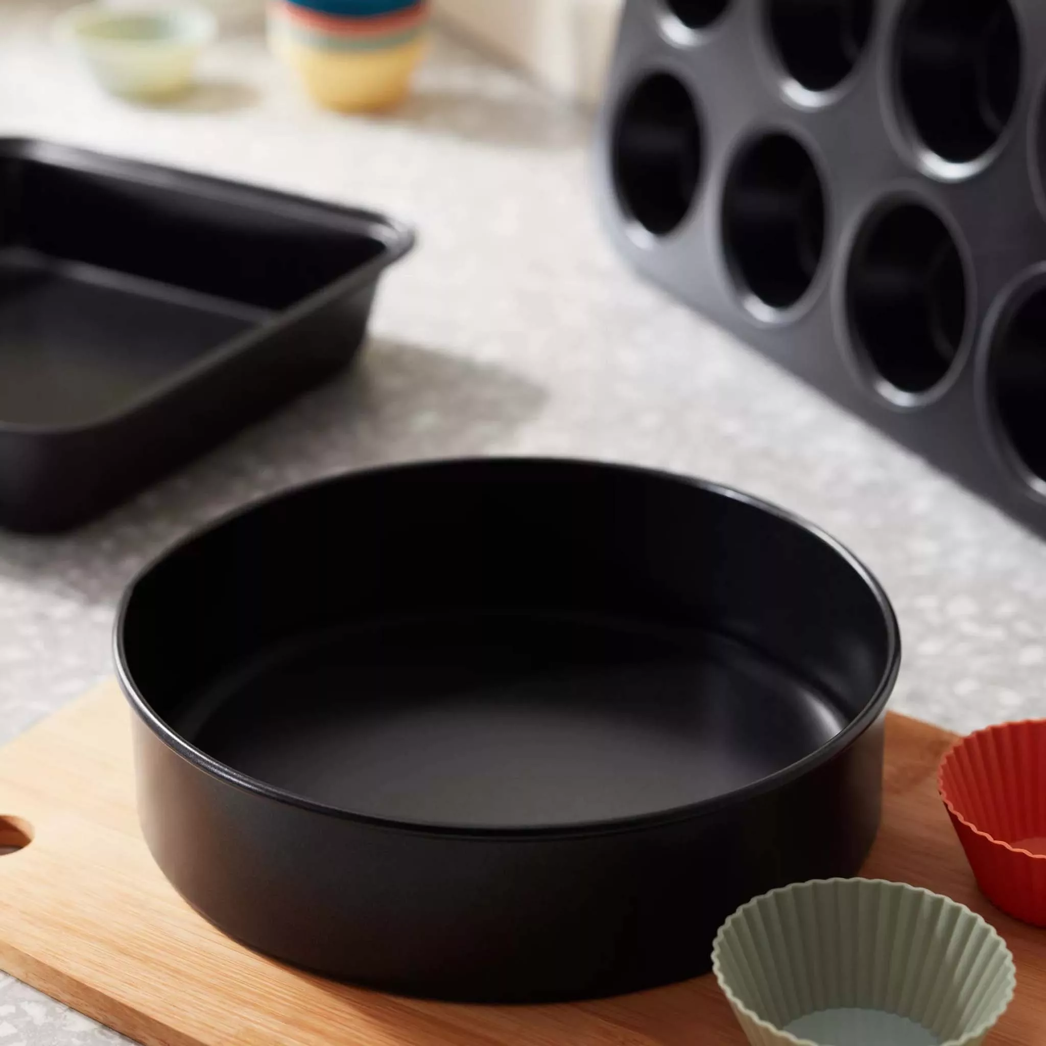 Cake tin, roasting tin and cupcake tin