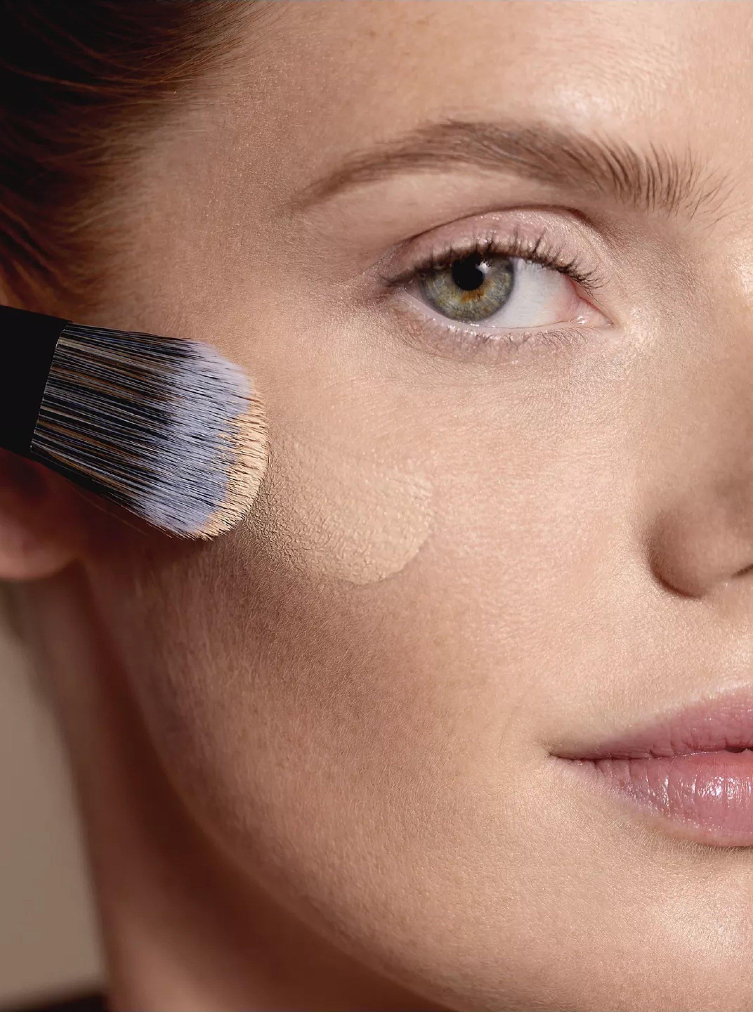 A model wearing Sisley-Paris Phyto-Teint Perfection Foundation