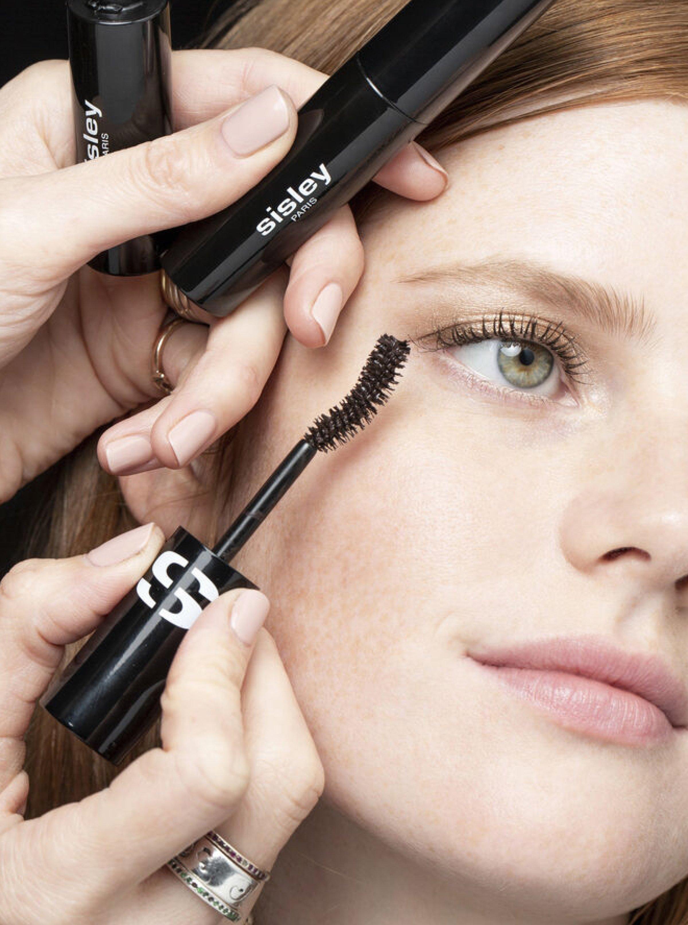 Close-up of a model's eye with Sisley-Paris So Curl Mascara creating voluminous, curled lashes