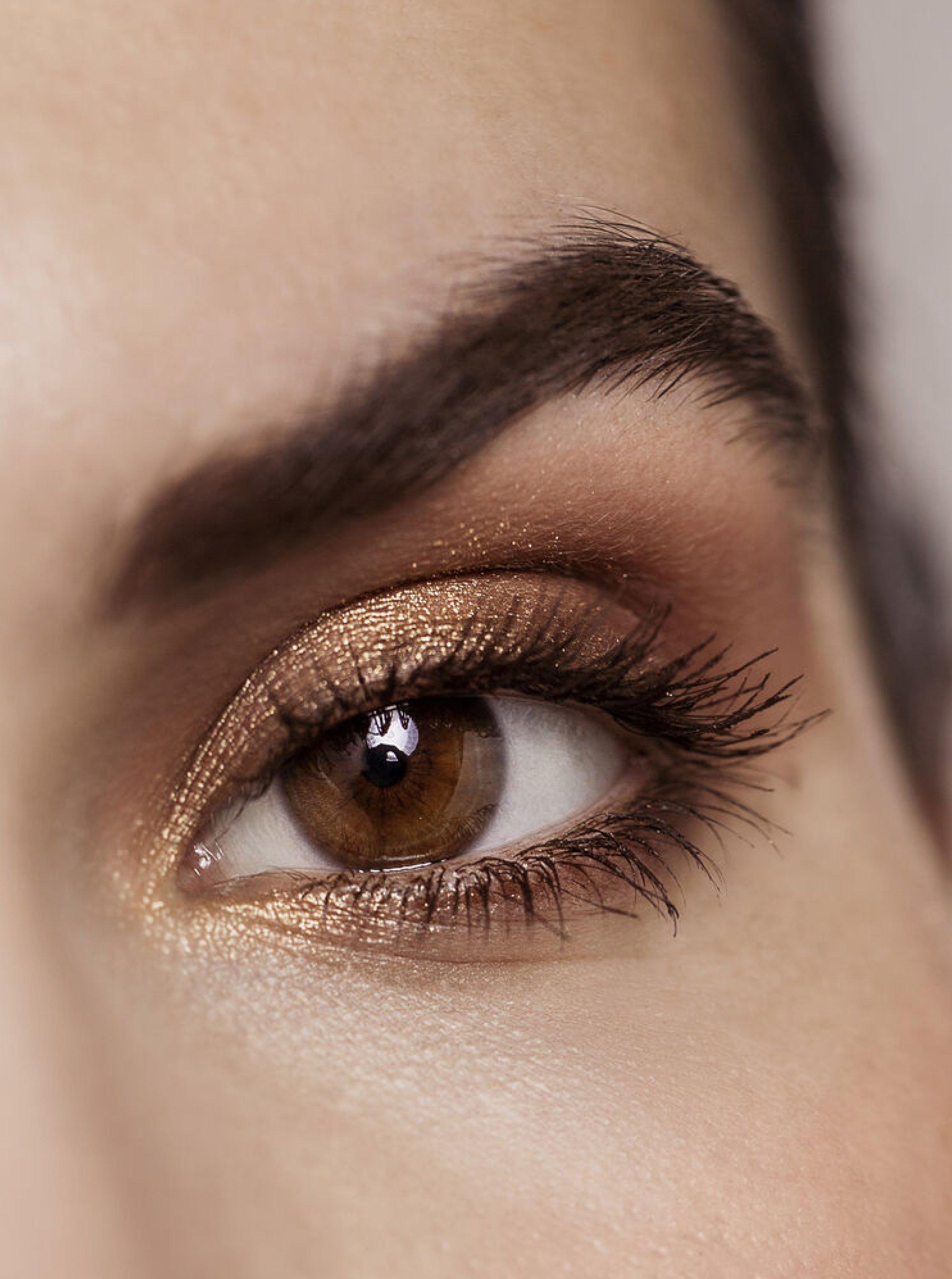 A model wearing Sisley-Paris So Curl Mascara