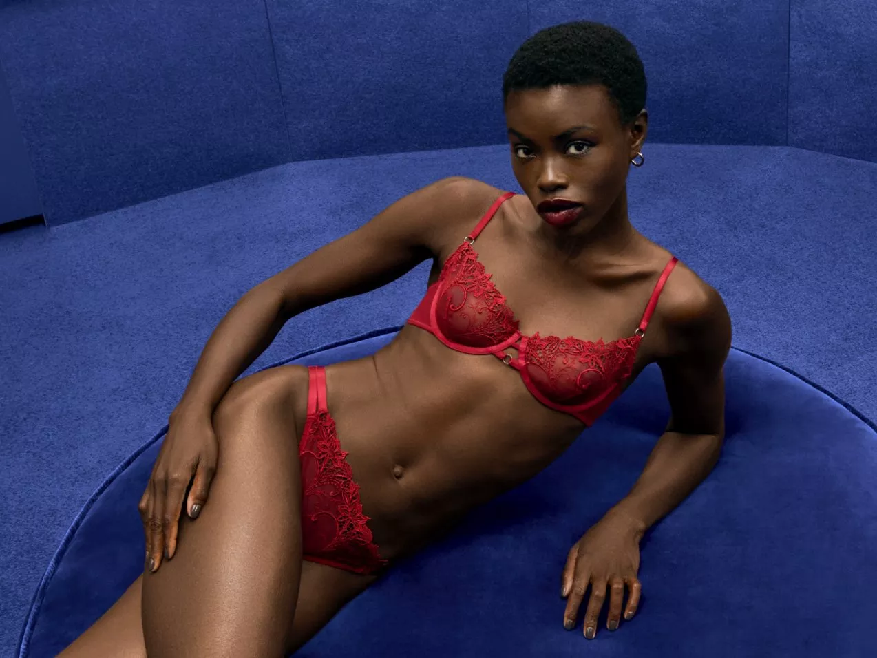 Lady wearing red lingerie/buying-guides/lingerie-size-guide