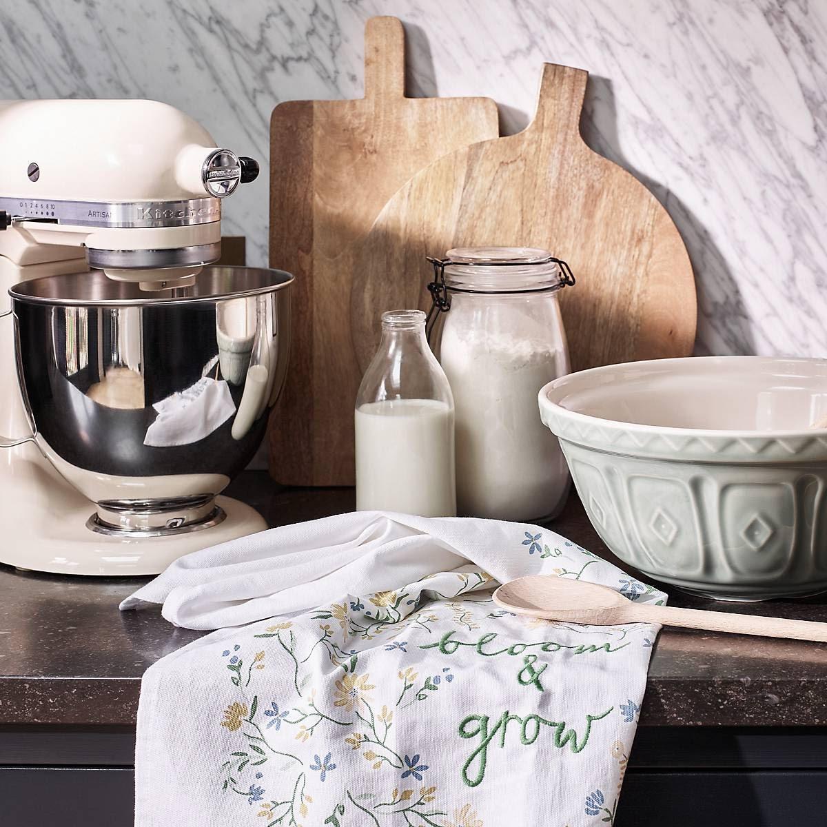Kitchen accessories & furniture