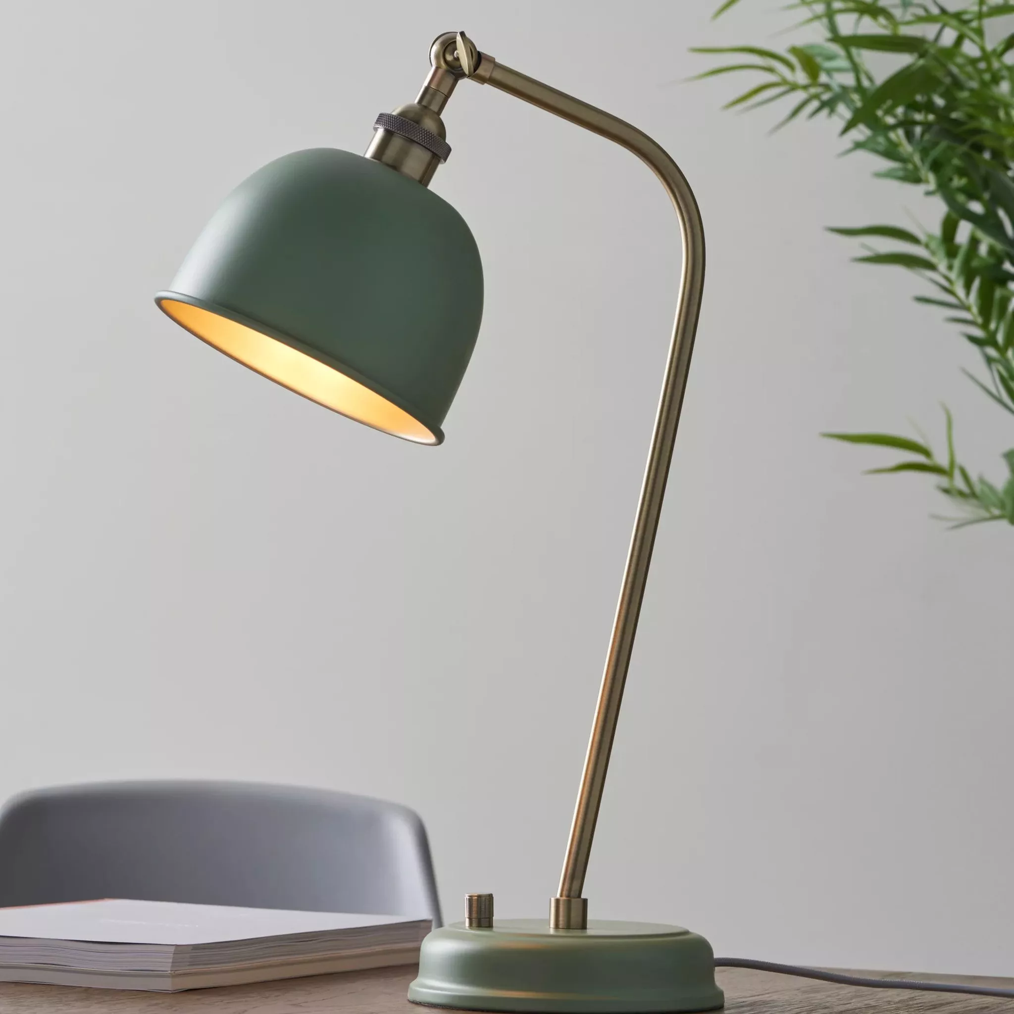 Desk lamp