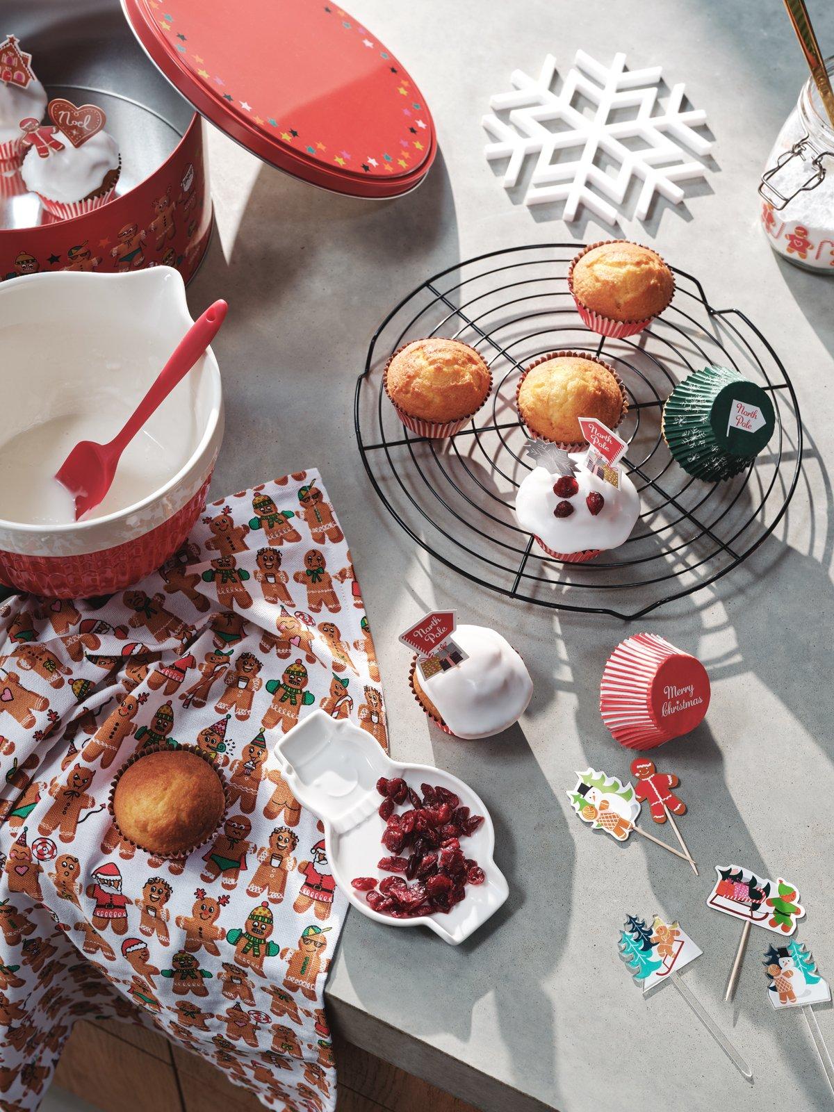 Image of Christmas cupcakes being made
