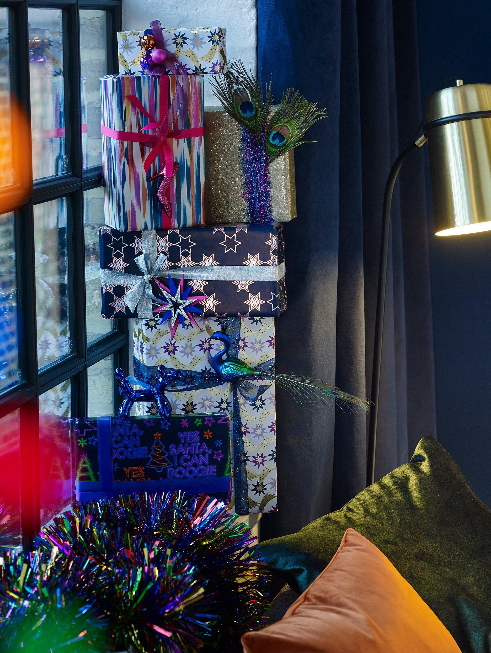 Time to Party - Presents and cushions