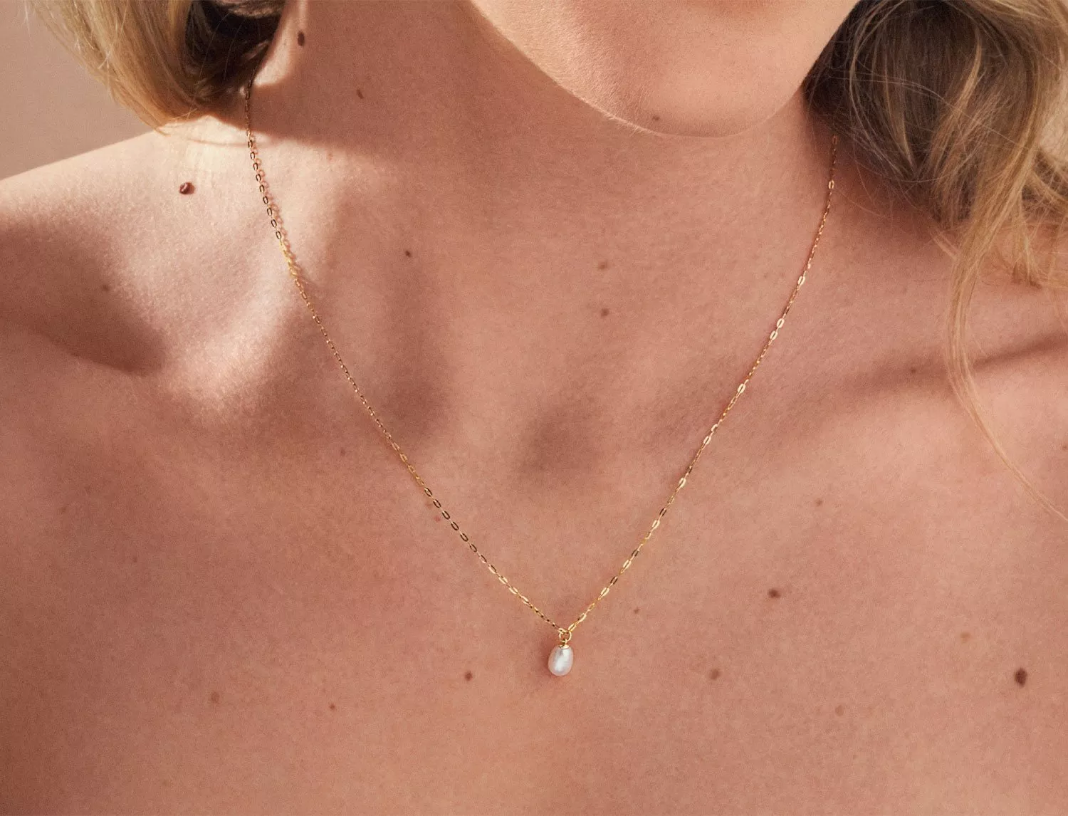 gold necklace with pearl pendant