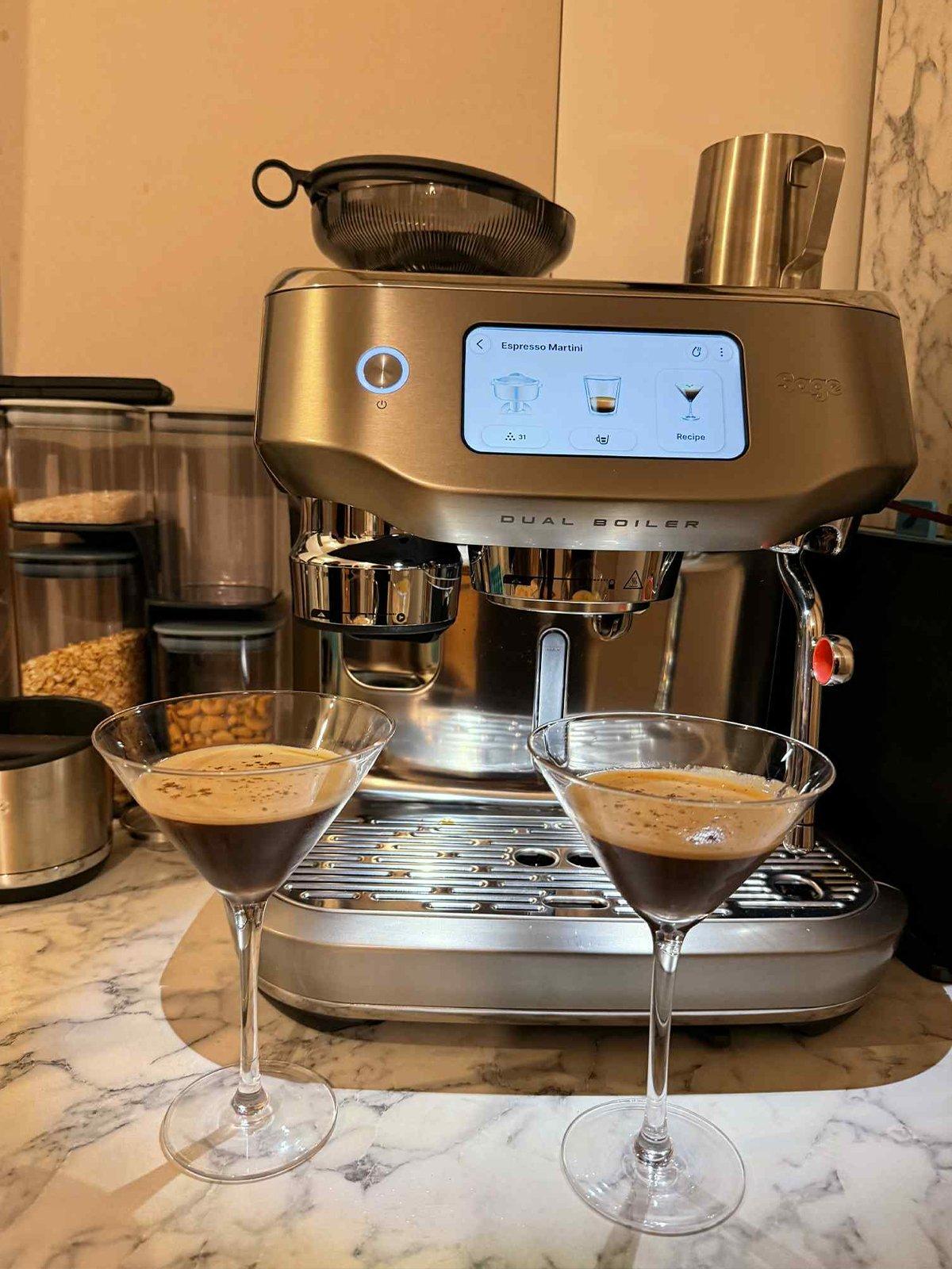 Sage’s new Oracle® Dual Boiler coffee machine next to 2 espresso martinis