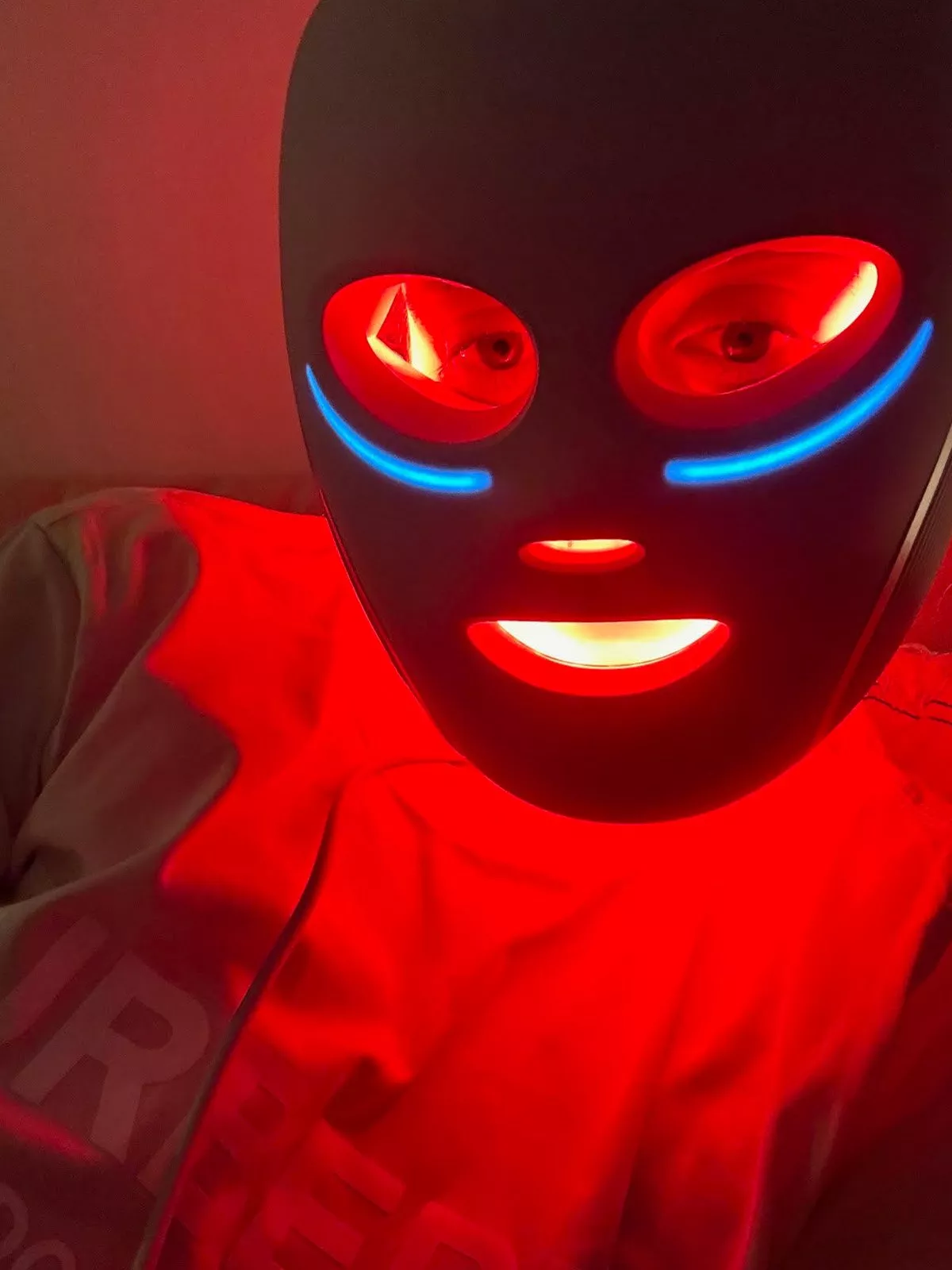 women wearing a Shark’s CryoGlow LED Light Therapy Mask with red light on