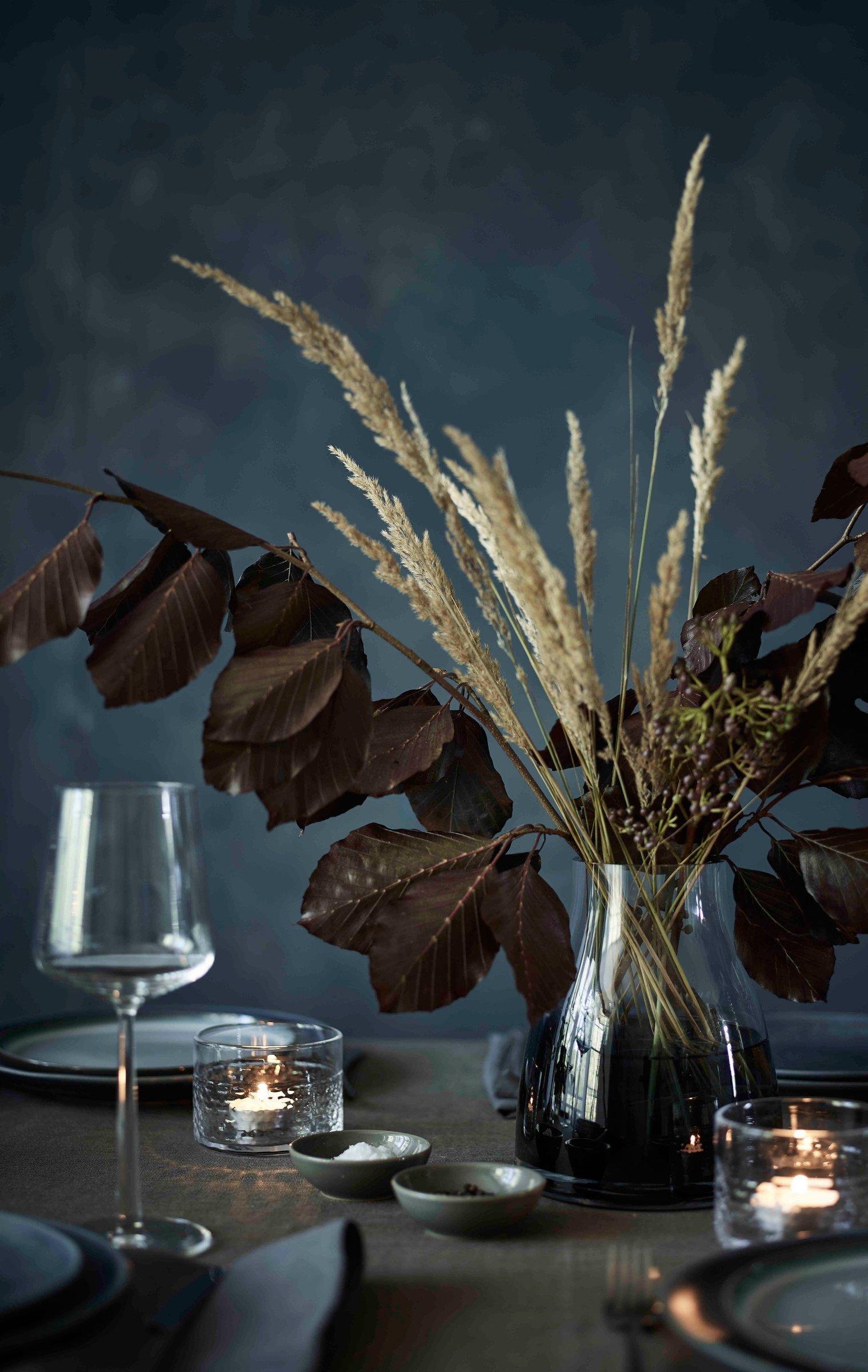 bold tableware tablescape