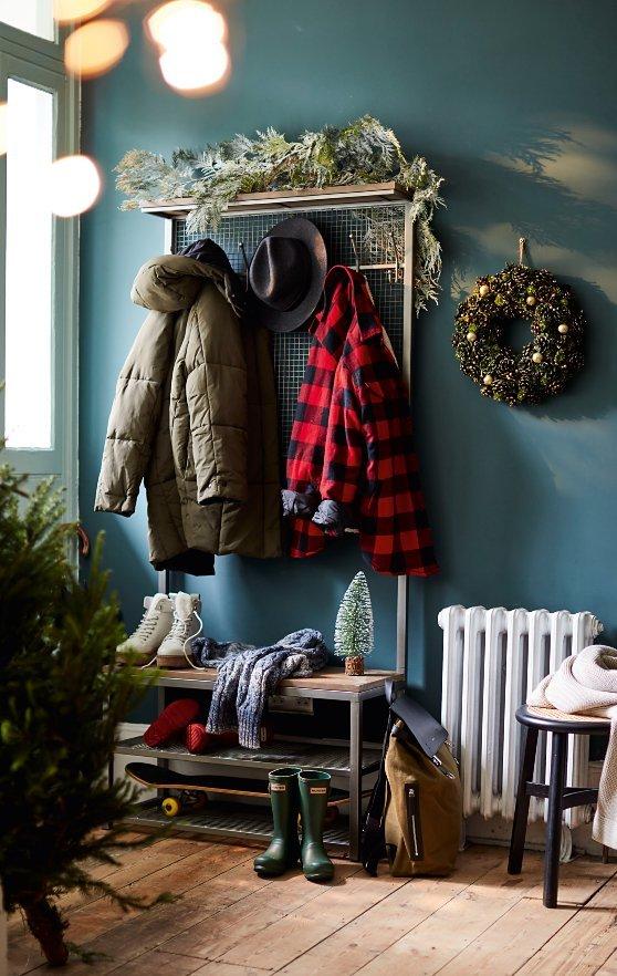 How to decorate your hallway for Christmas