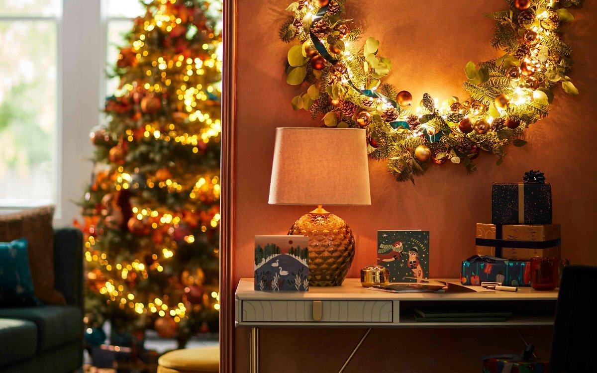 How to decorate your hallway for Christmas