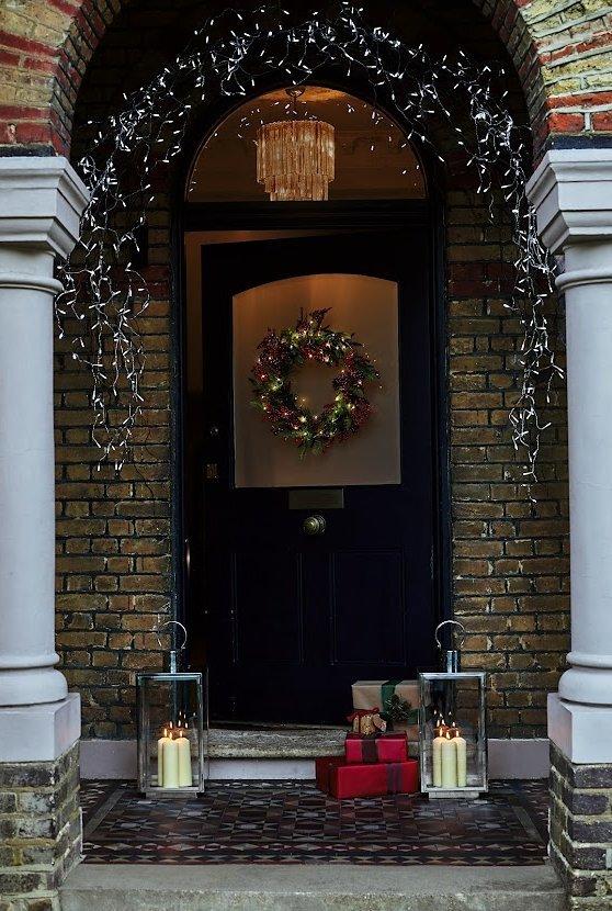 How to decorate your hallway for Christmas