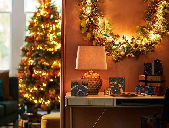 How to decorate your hallway for Christmas