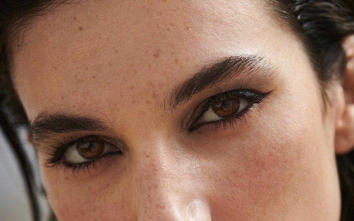 Eyeliner guide