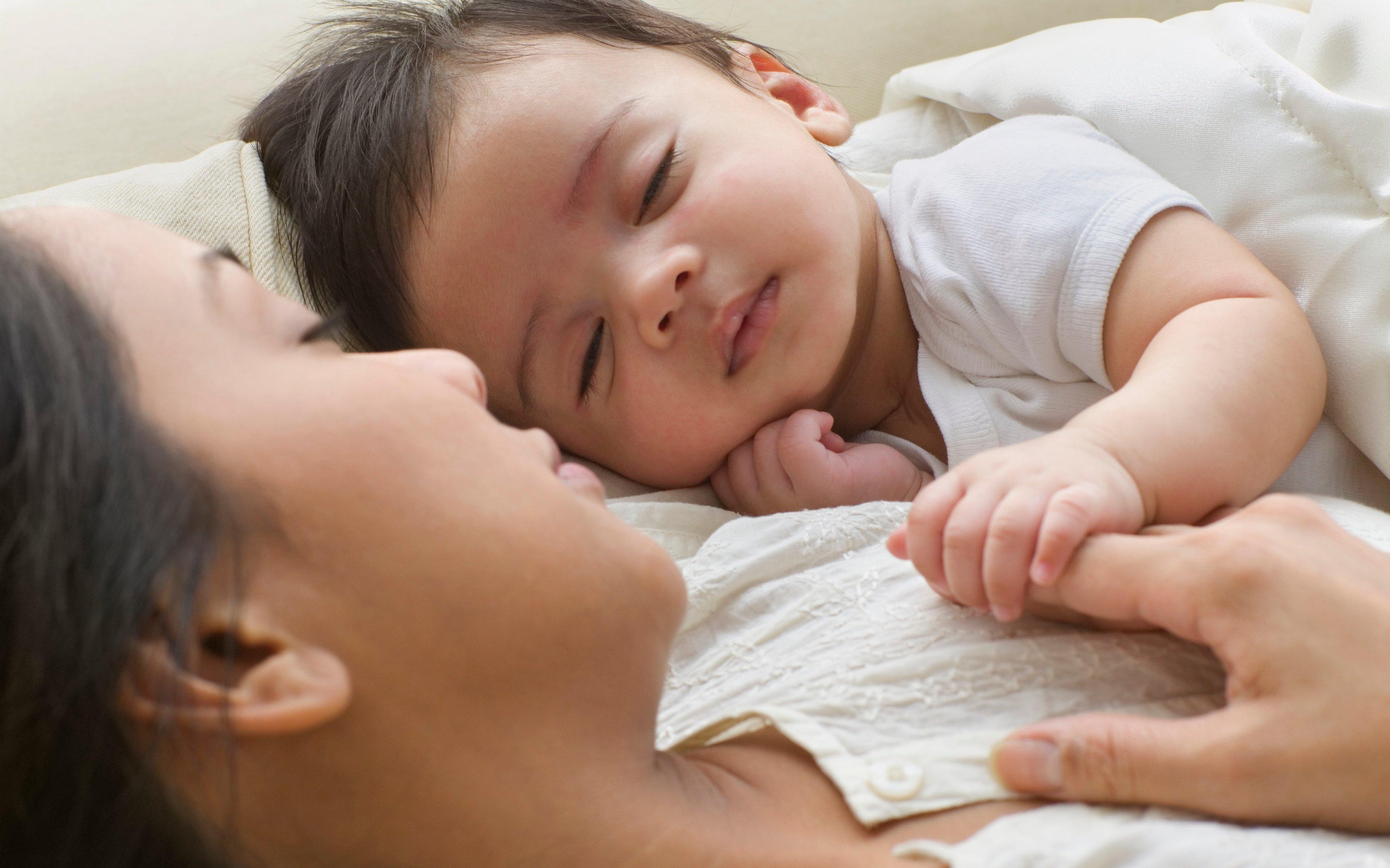 Newborn sleeping with parents sales